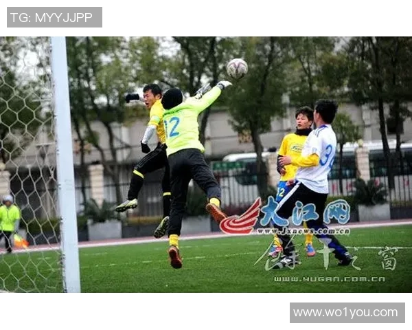 足球邓飞：从草根球员到职业联赛的奋斗与荣耀之路